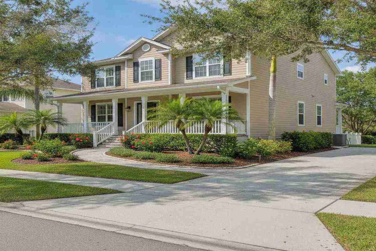 Beautiful Florida home with freshly painted vinyl siding in warm sand color